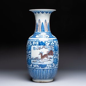 A Chinese blue, white and copper-red 'Deer' vase, 19th C. — foto 3