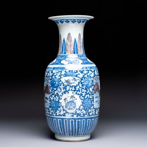 A Chinese blue, white and copper-red 'Deer' vase, 19th C. — foto 4