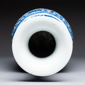 A Chinese blue, white and copper-red 'Deer' vase, 19th C. — foto 5