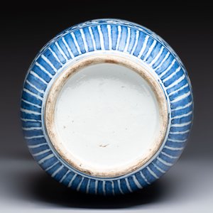 A Chinese blue, white and copper-red 'Deer' vase, 19th C. — foto 6