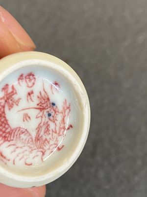 A Chinese blue, white and copper-red 'dogs' snuff bottle, 19th C. — 照片 8