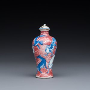 A Chinese blue, white and copper-red 'dogs' snuff bottle, 19th C. — 照片 1