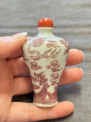 A Chinese blue, white and copper-red 'dragon' snuff bottle, 19th C. — photo 2