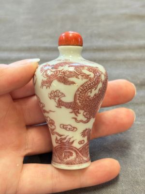 A Chinese blue, white and copper-red 'dragon' snuff bottle, 19th C. — photo 3