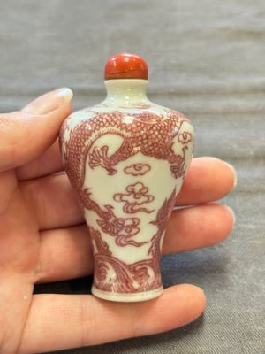 A Chinese blue, white and copper-red 'dragon' snuff bottle, 19th C. — photo 4
