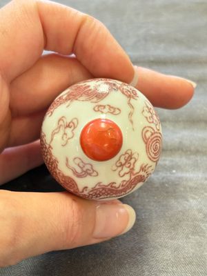 A Chinese blue, white and copper-red 'dragon' snuff bottle, 19th C. — photo 5
