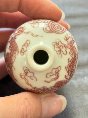 A Chinese blue, white and copper-red 'dragon' snuff bottle, 19th C. — photo 6