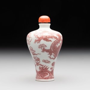 A Chinese blue, white and copper-red 'dragon' snuff bottle, 19th C. — photo 1