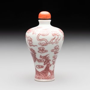 A Chinese blue, white and copper-red 'dragon' snuff bottle, 19th C. — photo 2