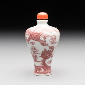 A Chinese blue, white and copper-red 'dragon' snuff bottle, 19th C. — photo 3
