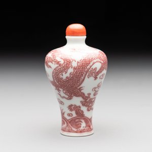 A Chinese blue, white and copper-red 'dragon' snuff bottle, 19th C. — photo 4