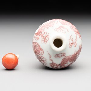 A Chinese blue, white and copper-red 'dragon' snuff bottle, 19th C. — photo 5