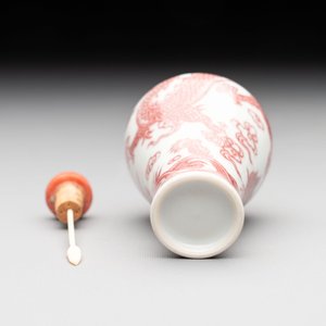 A Chinese blue, white and copper-red 'dragon' snuff bottle, 19th C. — photo 6