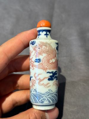 A Chinese blue, white and copper-red 'dragon' snuff bottle, 19th C. — 照片 1