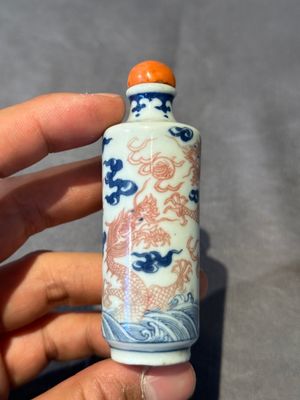 A Chinese blue, white and copper-red 'dragon' snuff bottle, 19th C. — 照片 2