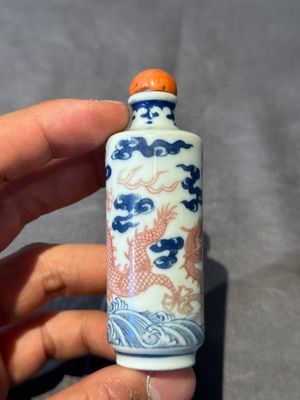 A Chinese blue, white and copper-red 'dragon' snuff bottle, 19th C. — 照片 3
