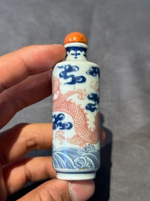 A Chinese blue, white and copper-red 'dragon' snuff bottle, 19th C. — 照片 4