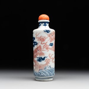 A Chinese blue, white and copper-red 'dragon' snuff bottle, 19th C. — 照片 1