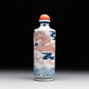 A Chinese blue, white and copper-red 'dragon' snuff bottle, 19th C. — 照片 2