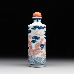 A Chinese blue, white and copper-red 'dragon' snuff bottle, 19th C. — 照片 3