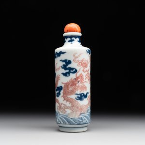 A Chinese blue, white and copper-red 'dragon' snuff bottle, 19th C. — 照片 4