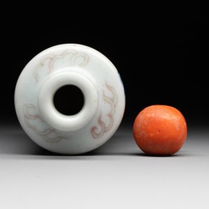 A Chinese blue, white and copper-red 'dragon' snuff bottle, 19th C. — 照片 5
