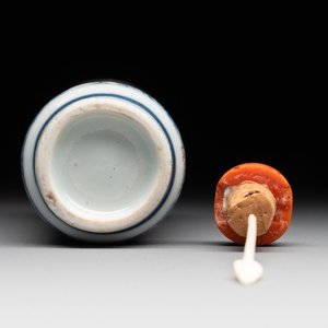 A Chinese blue, white and copper-red 'dragon' snuff bottle, 19th C. — 照片 6
