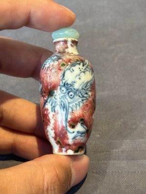 A Chinese blue, white and copper-red 'dragon' snuff bottle, Chenghua mark, 18th C. — photo 1