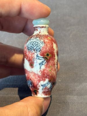 A Chinese blue, white and copper-red 'dragon' snuff bottle, Chenghua mark, 18th C. — photo 3
