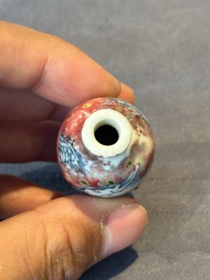 A Chinese blue, white and copper-red 'dragon' snuff bottle, Chenghua mark, 18th C. — photo 5