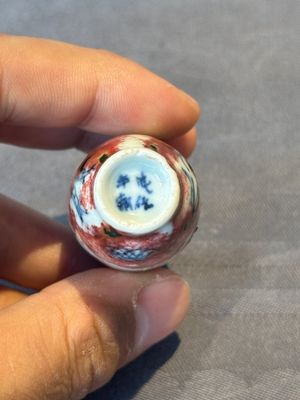 A Chinese blue, white and copper-red 'dragon' snuff bottle, Chenghua mark, 18th C. — photo 6