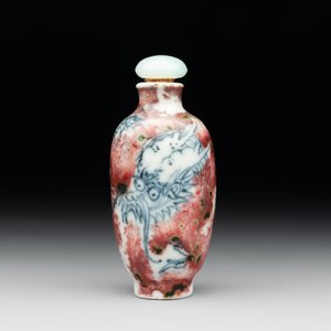 A Chinese blue, white and copper-red 'dragon' snuff bottle, Chenghua mark, 18th C. — photo 1