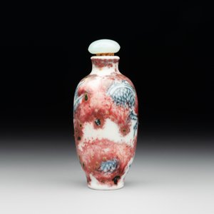 A Chinese blue, white and copper-red 'dragon' snuff bottle, Chenghua mark, 18th C. — photo 2
