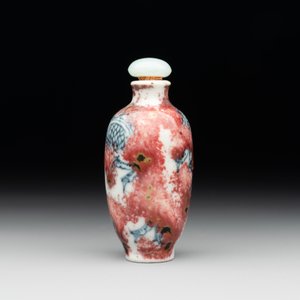 A Chinese blue, white and copper-red 'dragon' snuff bottle, Chenghua mark, 18th C. — photo 3