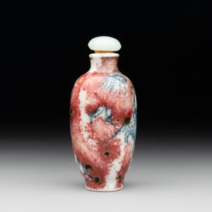 A Chinese blue, white and copper-red 'dragon' snuff bottle, Chenghua mark, 18th C. — photo 4