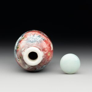 A Chinese blue, white and copper-red 'dragon' snuff bottle, Chenghua mark, 18th C. — photo 5
