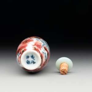 A Chinese blue, white and copper-red 'dragon' snuff bottle, Chenghua mark, 18th C. — photo 6