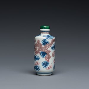 A Chinese blue, white and copper-red 'dragon' snuff bottle, Yongzheng mark, 19th C. — 照片 3