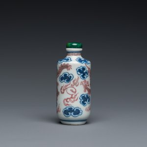 A Chinese blue, white and copper-red 'dragon' snuff bottle, Yongzheng mark, 19th C. — 照片 4
