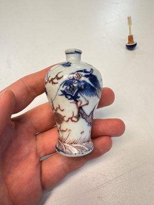 A Chinese blue, white and copper-red 'Dragon' snuff bottle — photo 2