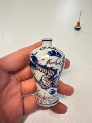 A Chinese blue, white and copper-red 'Dragon' snuff bottle — photo 3
