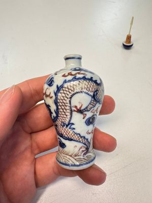 A Chinese blue, white and copper-red 'Dragon' snuff bottle — photo 4