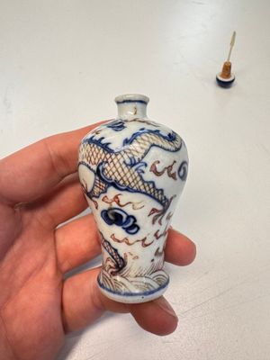 A Chinese blue, white and copper-red 'Dragon' snuff bottle — photo 5