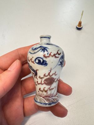 A Chinese blue, white and copper-red 'Dragon' snuff bottle — photo 6