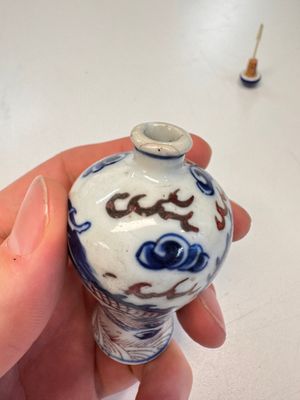 A Chinese blue, white and copper-red 'Dragon' snuff bottle — photo 7