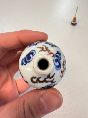 A Chinese blue, white and copper-red 'Dragon' snuff bottle — photo 8
