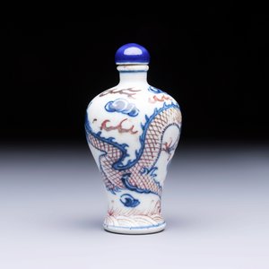 A Chinese blue, white and copper-red 'Dragon' snuff bottle — photo 2