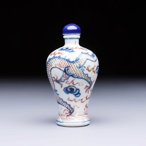 A Chinese blue, white and copper-red 'Dragon' snuff bottle — photo 3