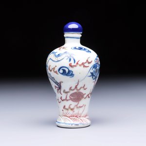 A Chinese blue, white and copper-red 'Dragon' snuff bottle — photo 4