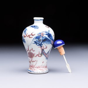 A Chinese blue, white and copper-red 'Dragon' snuff bottle — photo 5